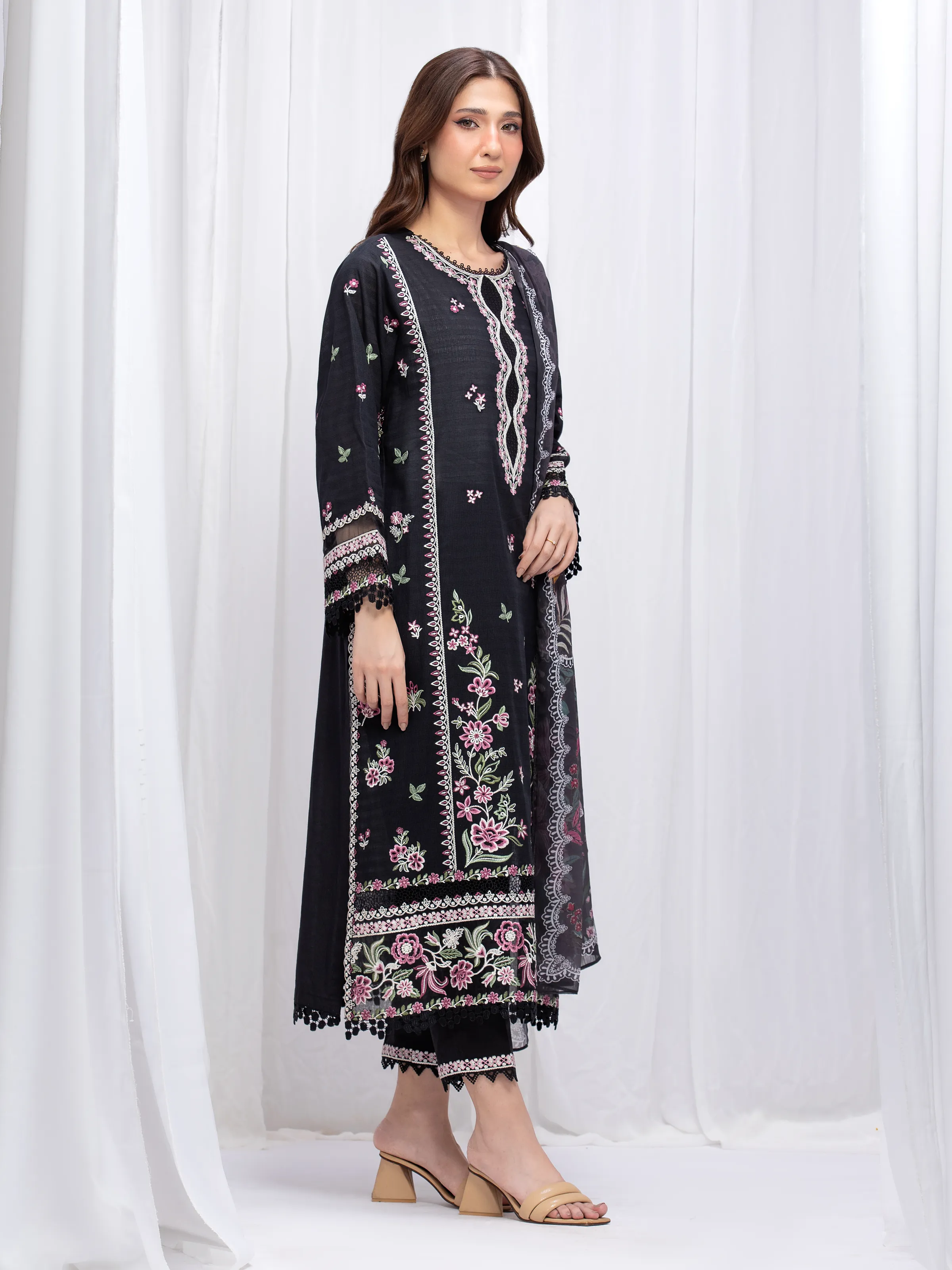 Embroidered Lawn Suit - EWU5V1-31701-3P - Image 5