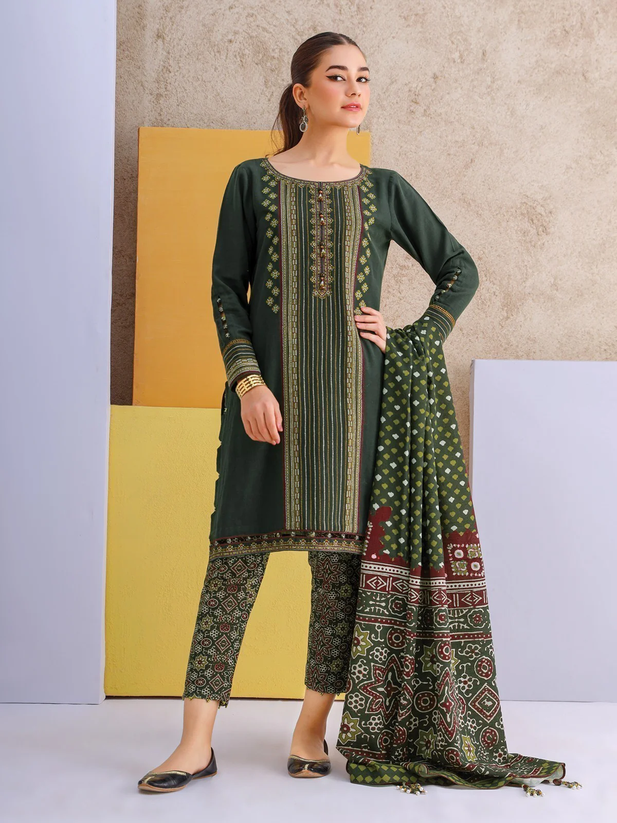 Embroidered Khaddar Suit - EWU21V8-21634