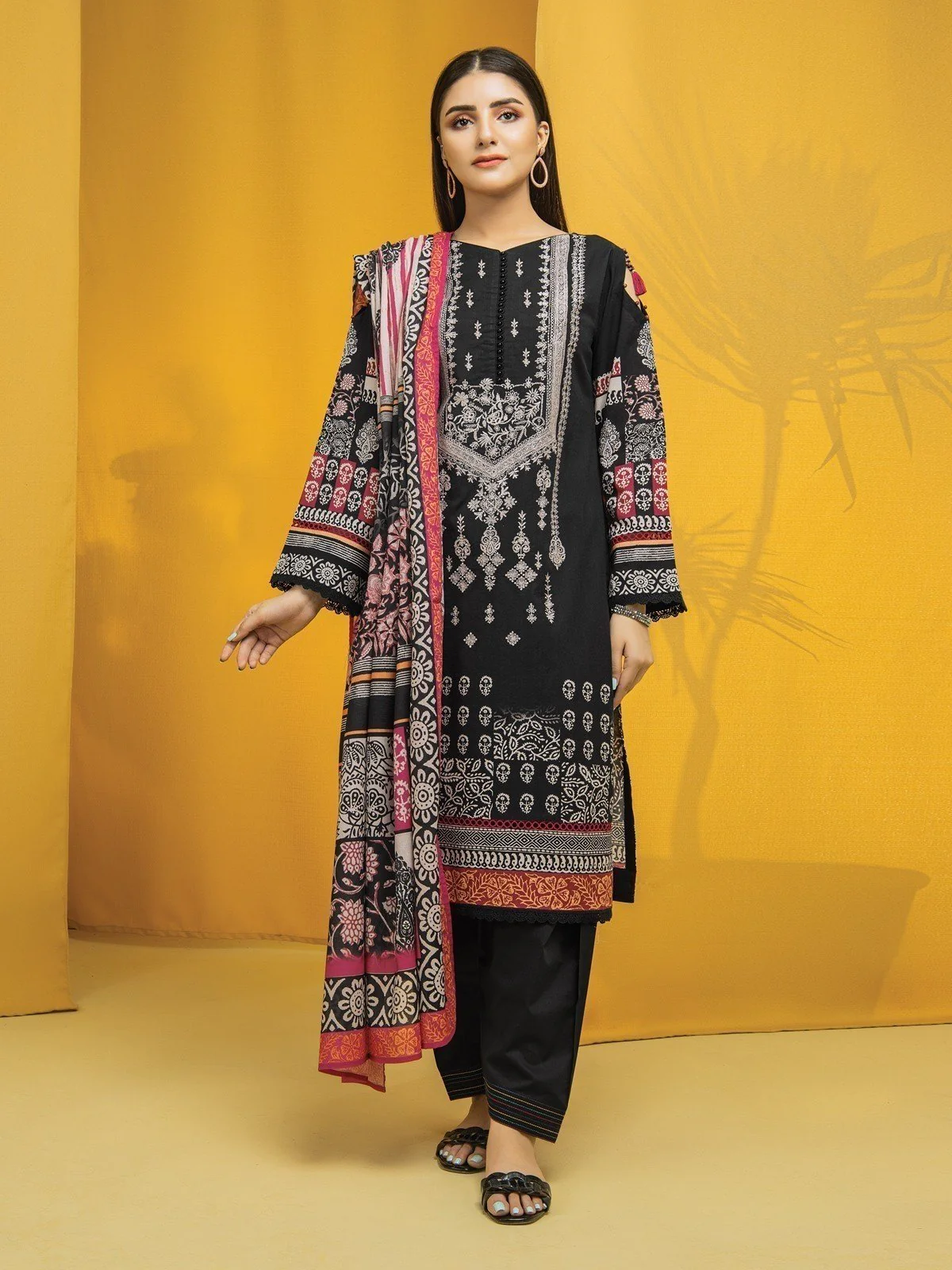 Embroidered Lawn Suit - EWU22V1-23556