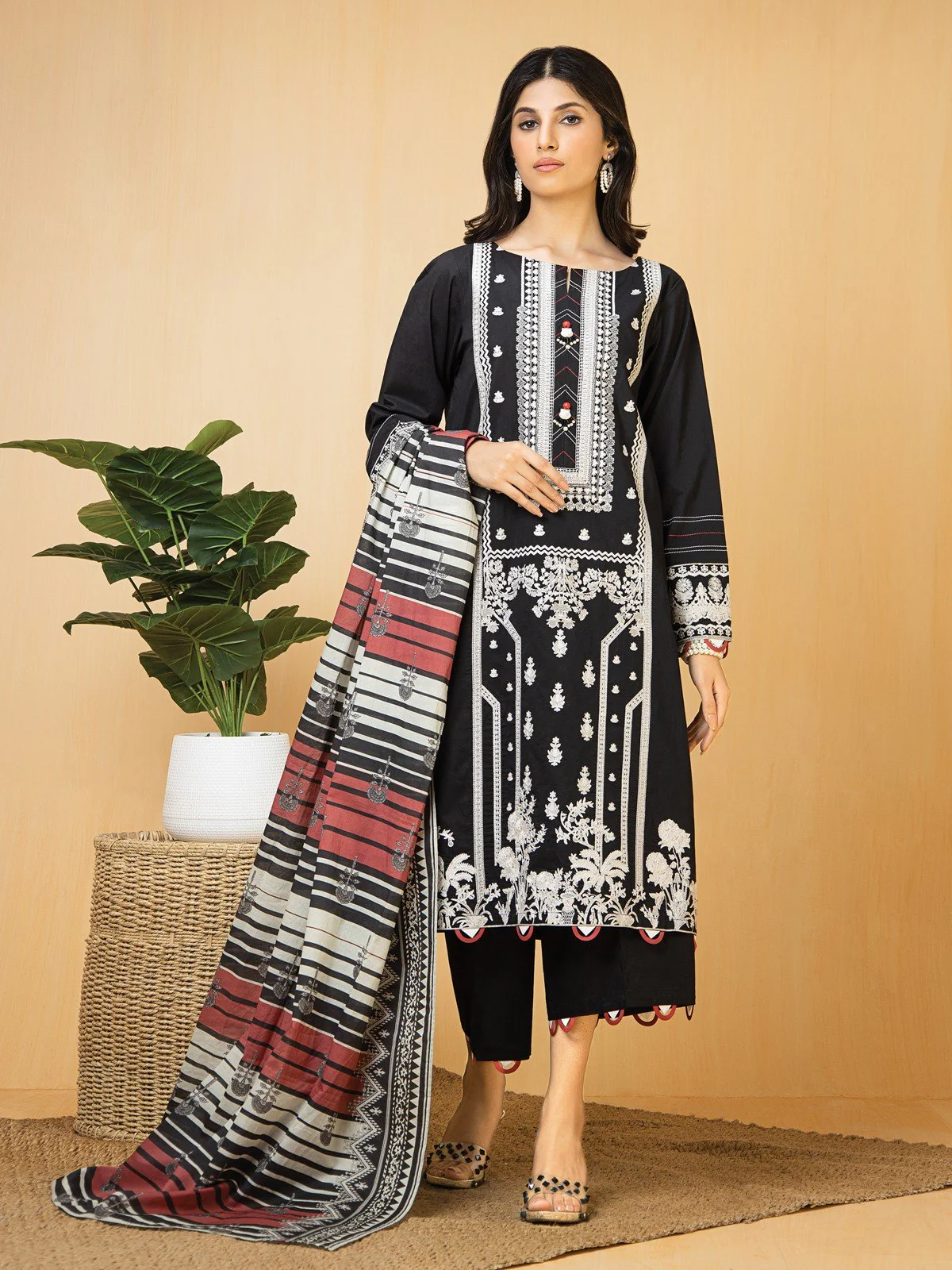 Embroidered Lawn Suit - EWU22V1-23624
