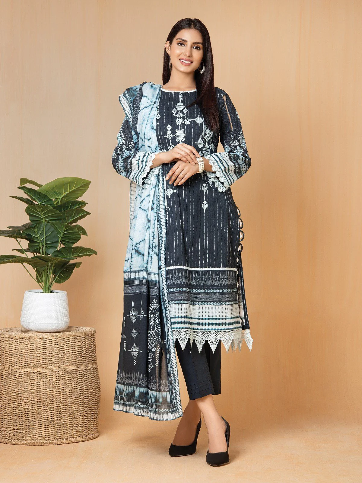 Embroidered Lawn Suit - EWU22V1-23714