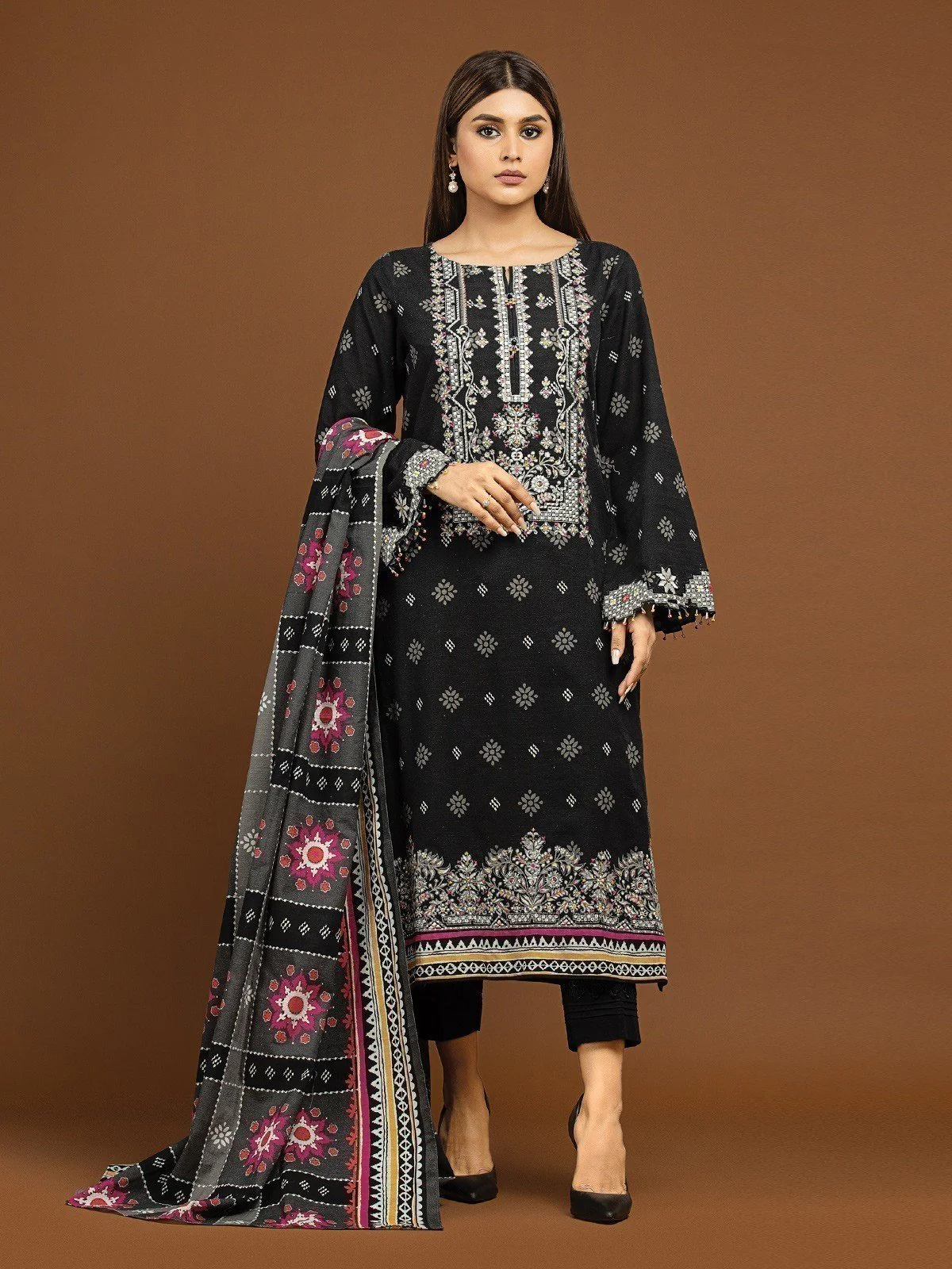 Embroidered Khaddar Suit - EWU22V11-25022