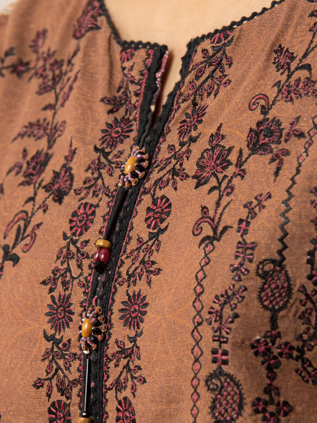 Embroidered Khaddar Suit - EWU22V12-25014 - Image 3