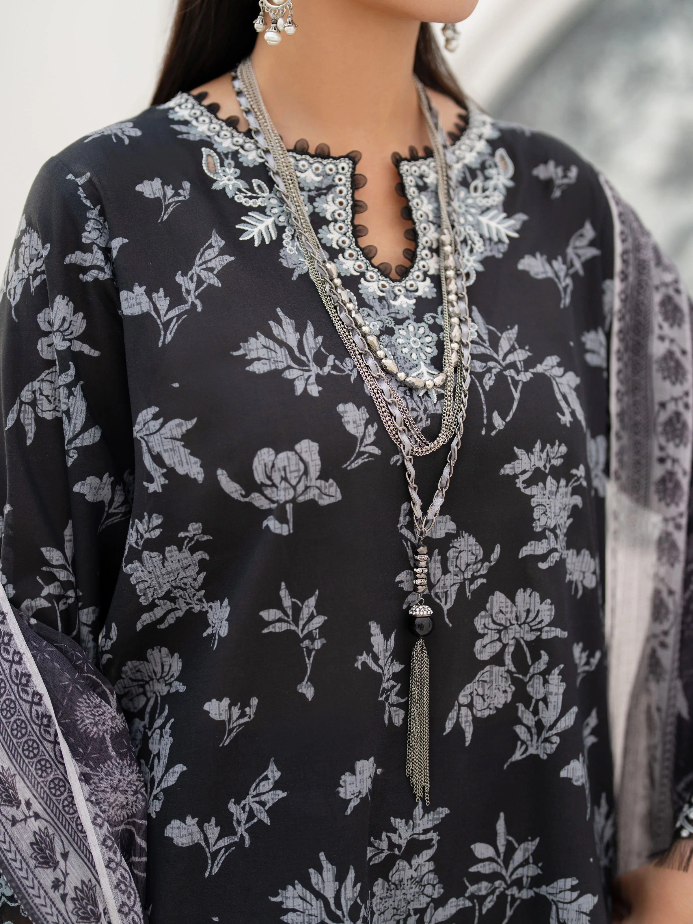 Embroidered Lawn Suit - EWU5V1-31476-3P - Image 3