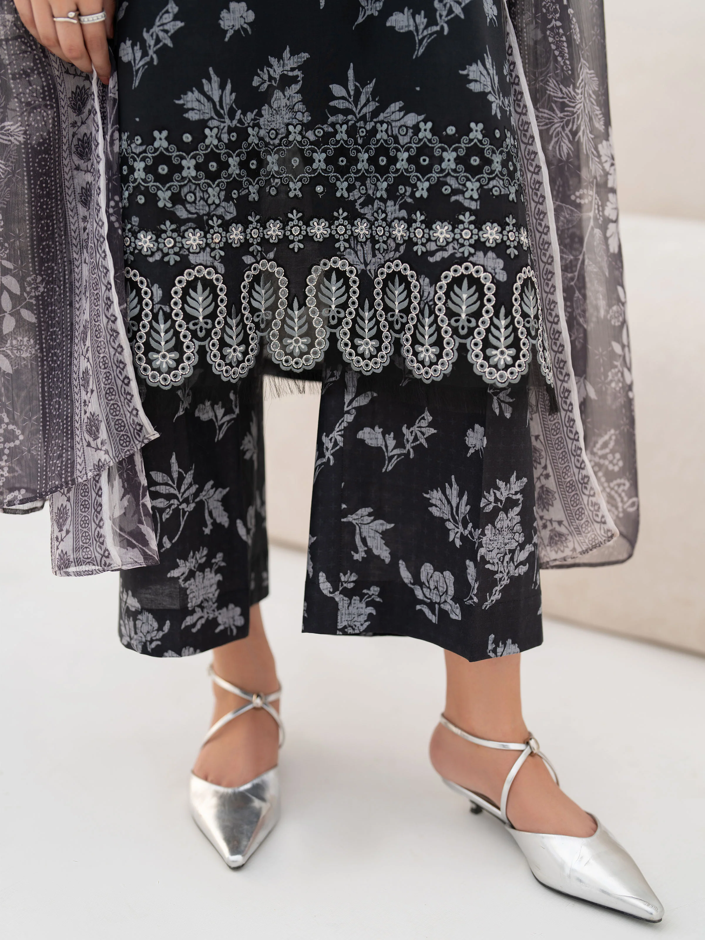 Embroidered Lawn Suit - EWU5V1-31476-3P - Image 5