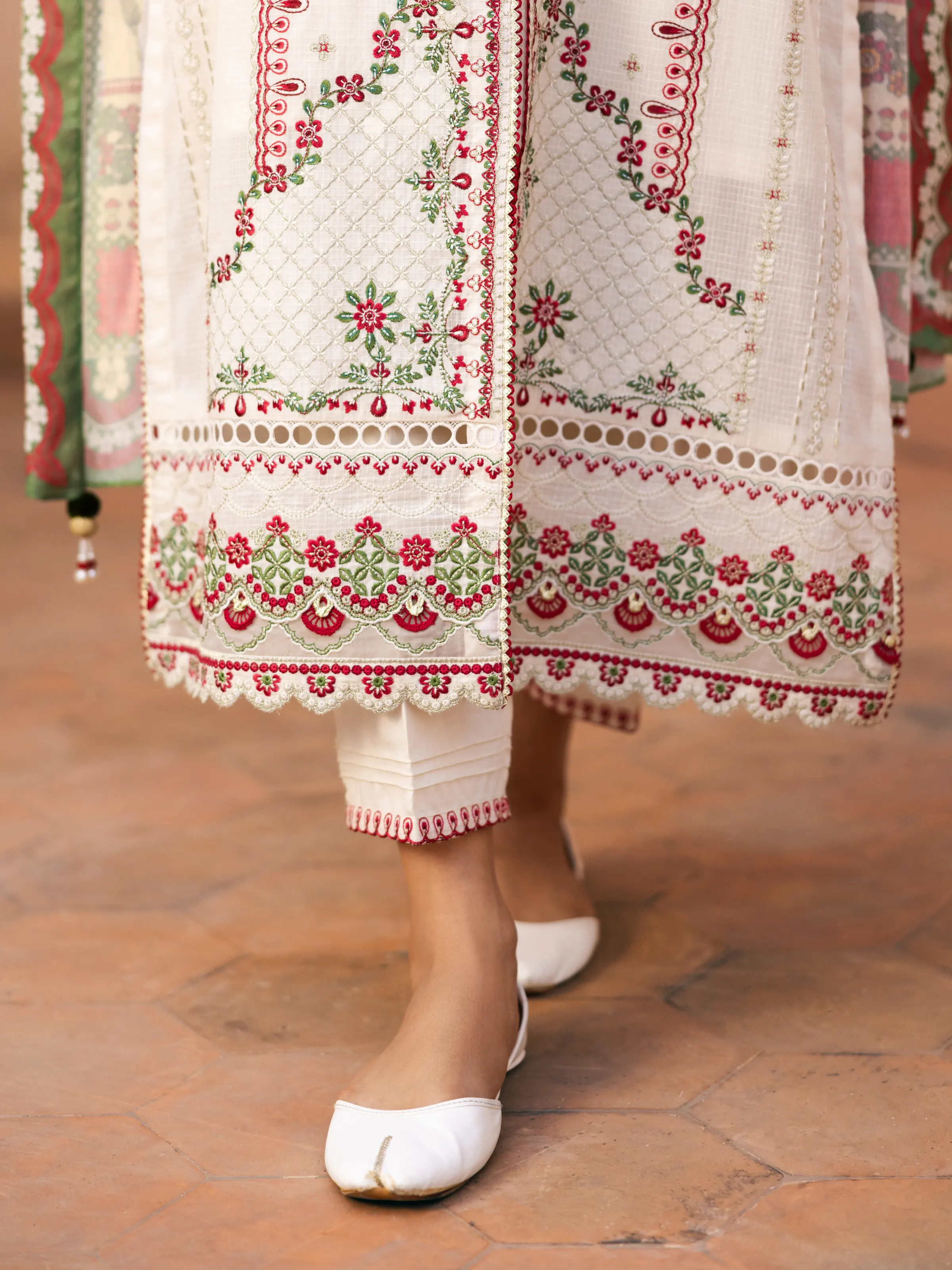 Embroidered Lawn Suit - EWU5V1-31247-3P - Image 4