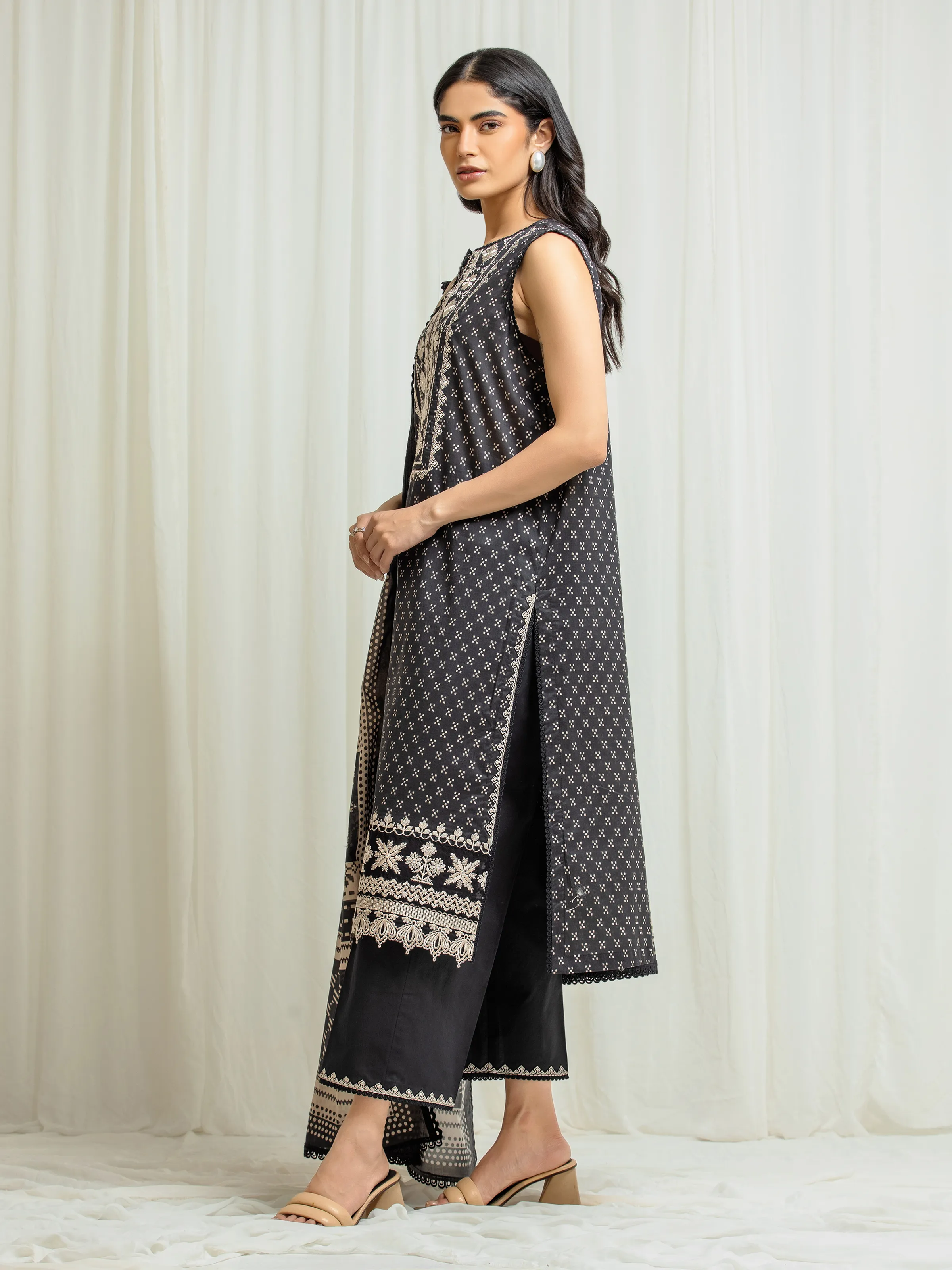 Embroidered Lawn Suit - EWU6V1-33006-3P - Image 4