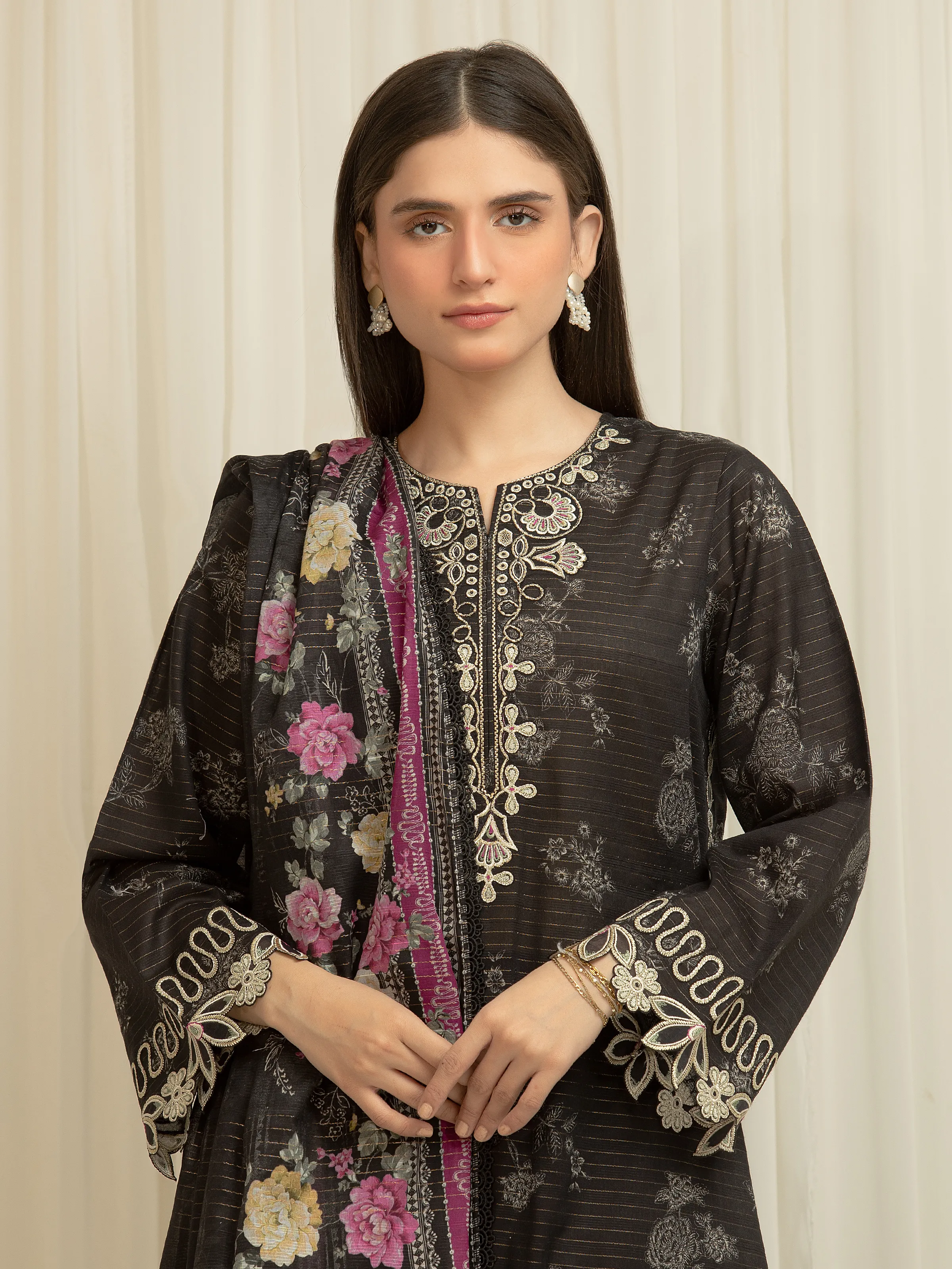 Embroidered Lawn Suit - EWU6V23-33401-3P - Image 2