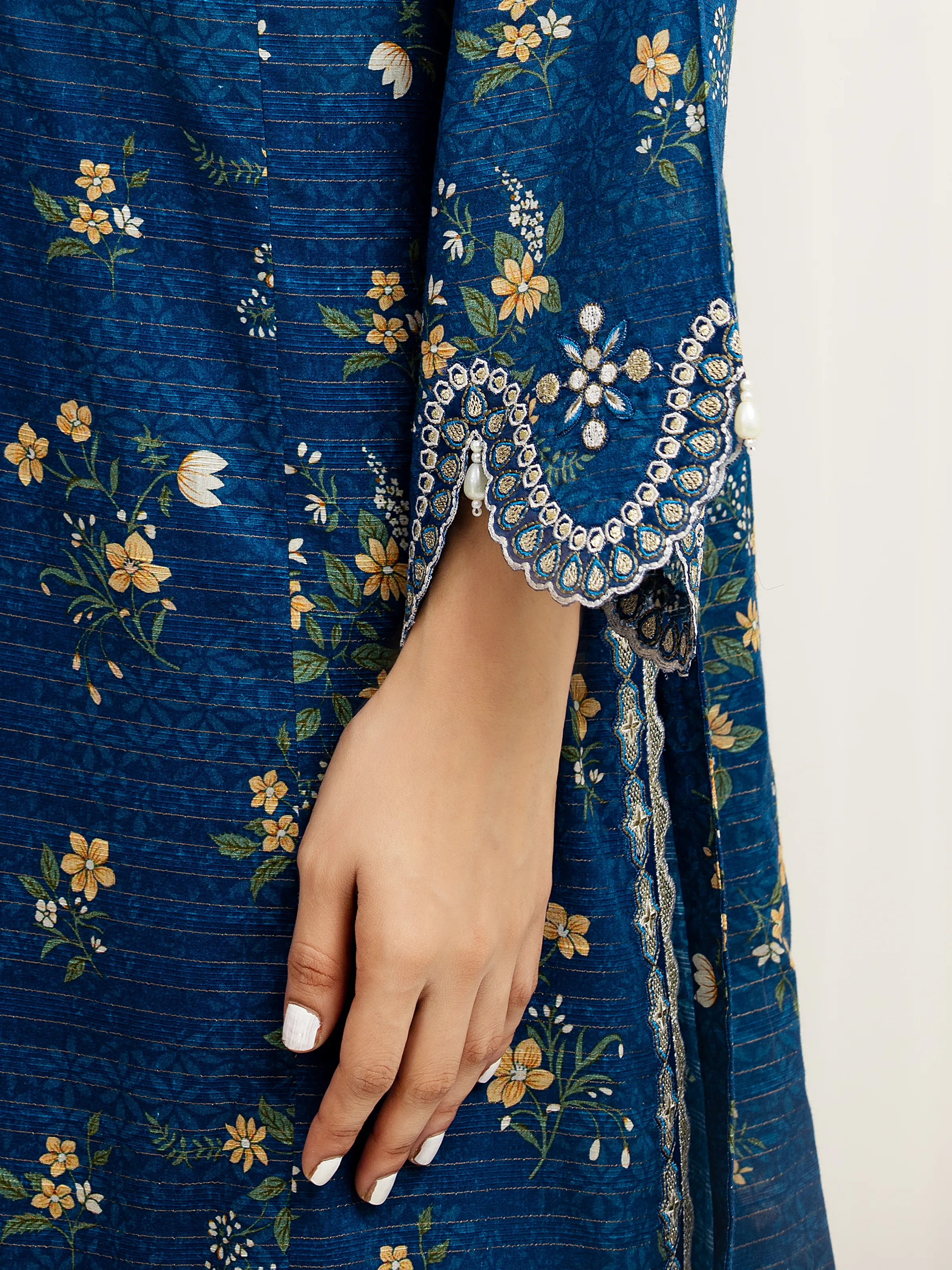 Embroidered Zari Lawn Suit - EWU6V23-33404-3P - Image 4
