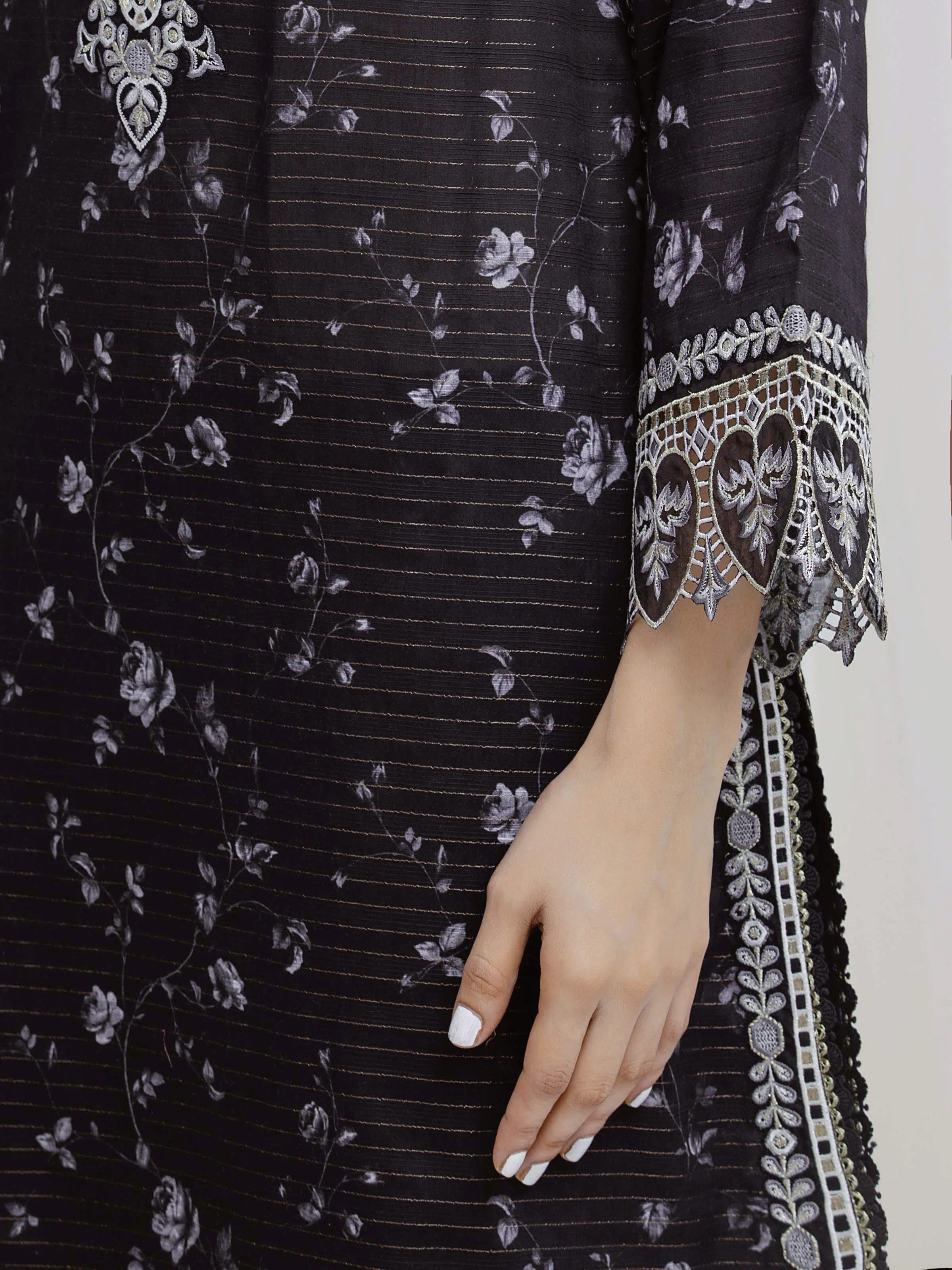 Embroidered Zari Lawn Suit - EWU6V23-33415-3P - Image 4