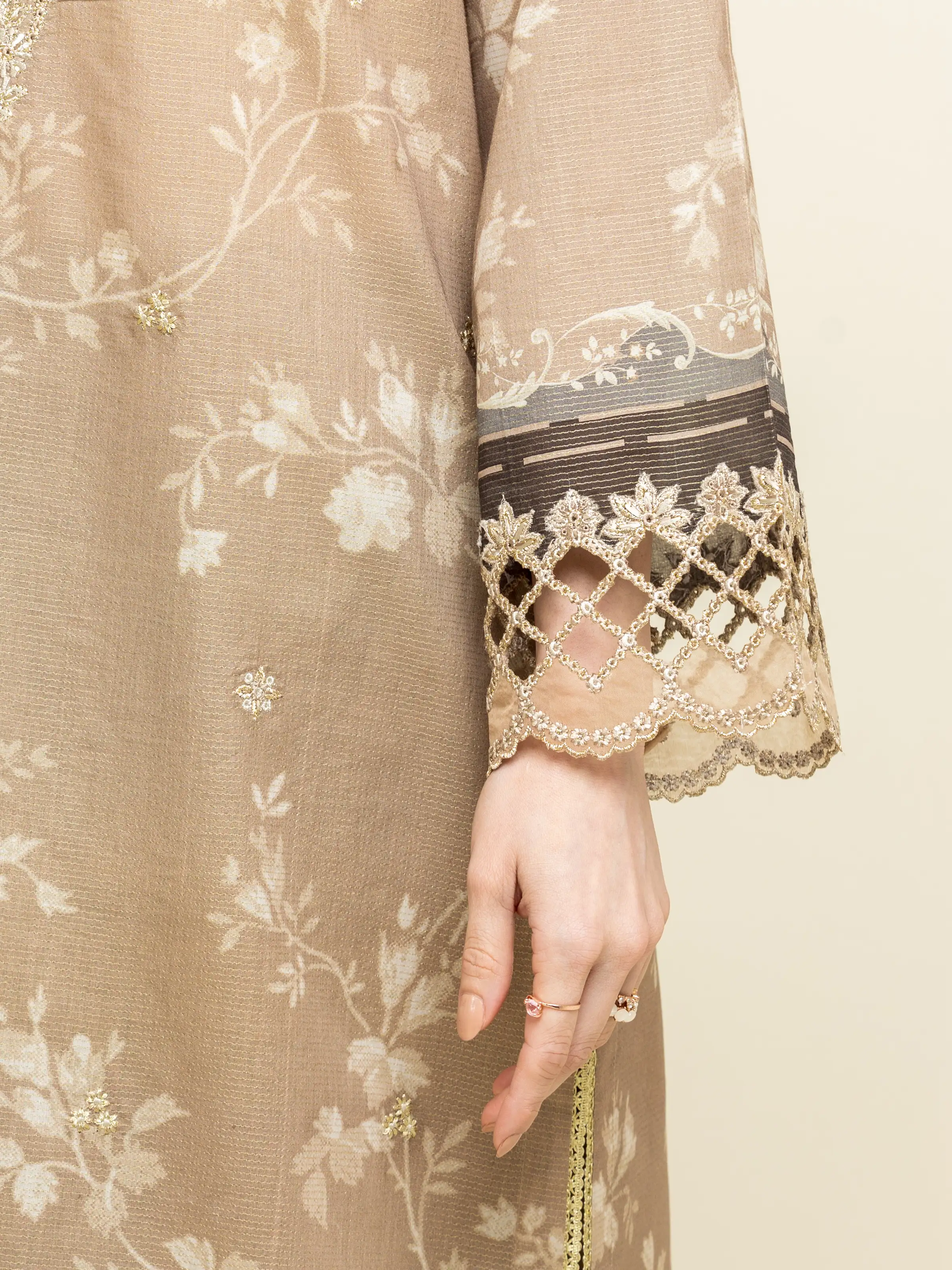 Embroidered Lawn Suit - EWU5V1-31202-3P - Image 3