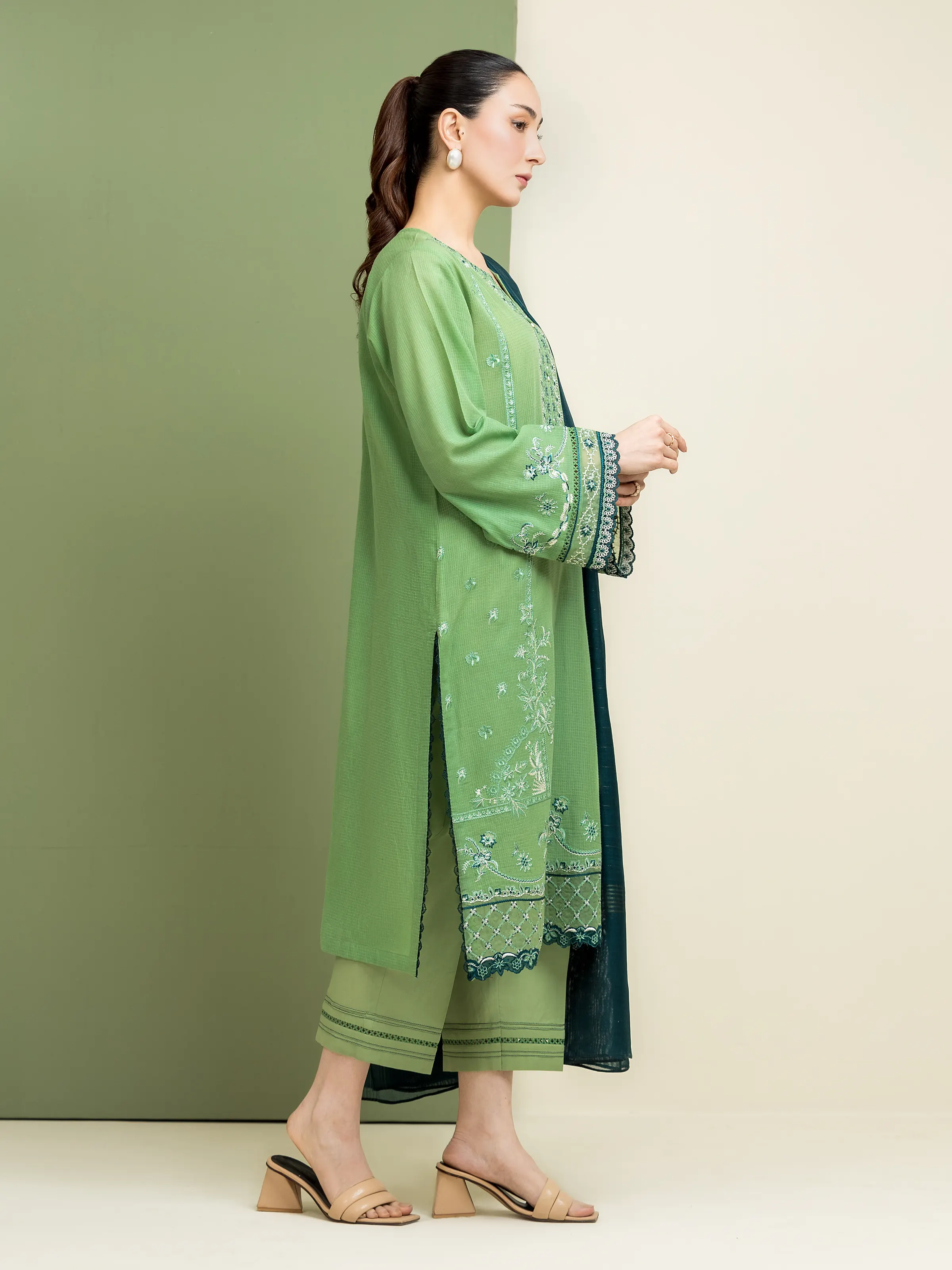 Embroidered Lawn Slub Suit - EWU5V1-31231-3P - Image 4