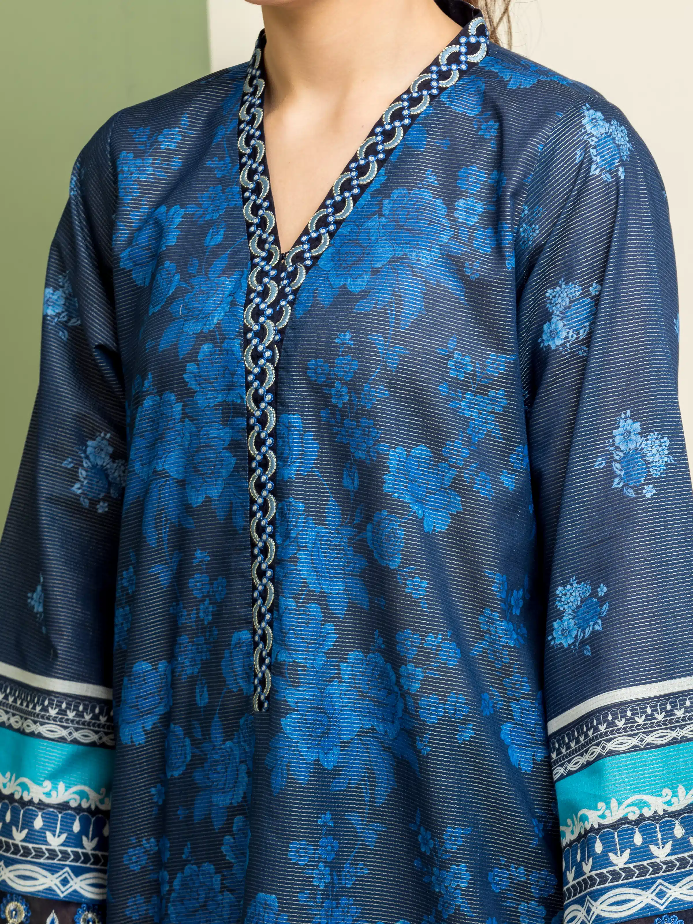 Embroidered Lawn Suit - EWU5V1-31197-3P - Image 4