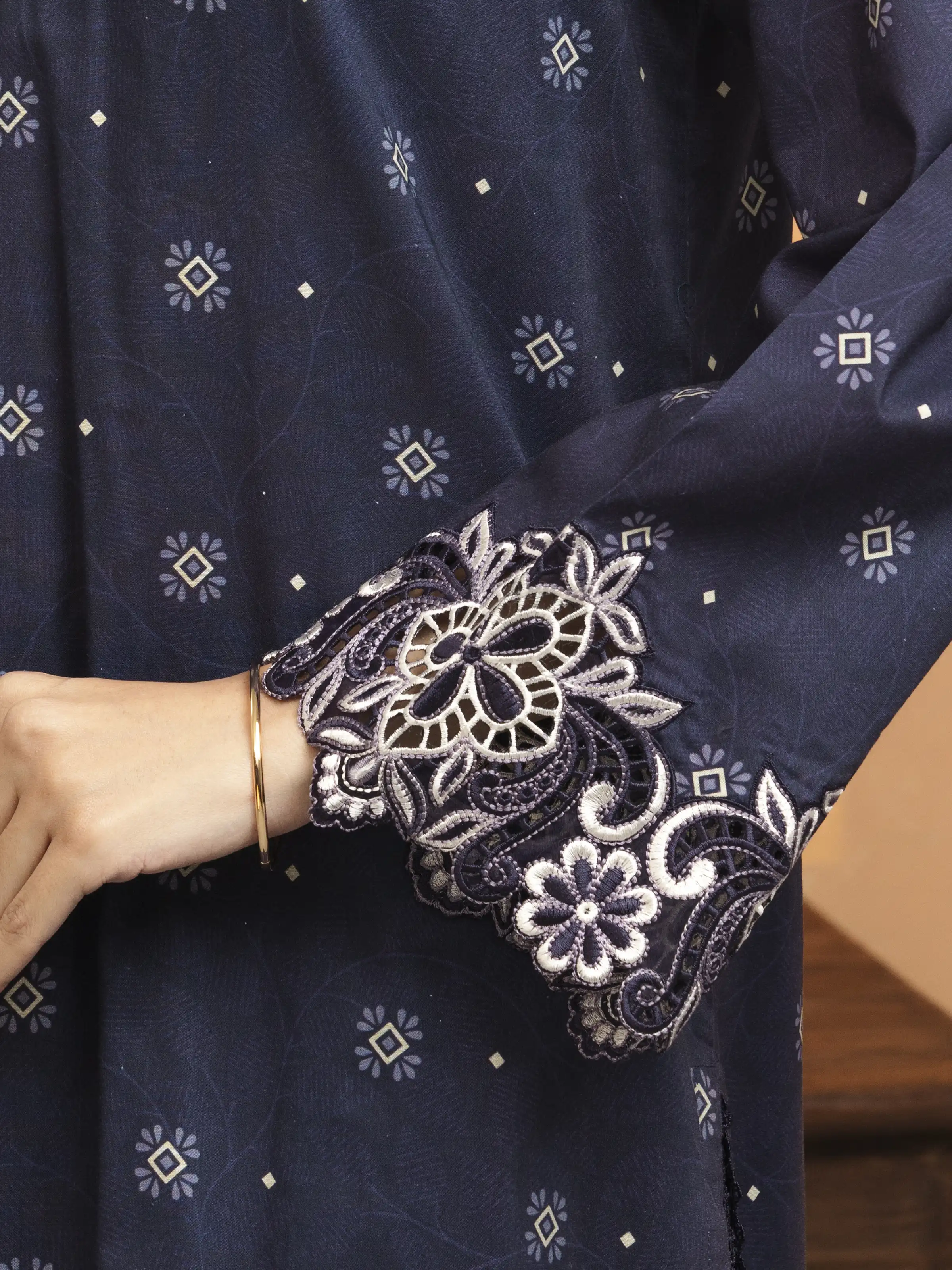 Embroidered Lawn Suit - EWU5V1-31426-3P - Image 3