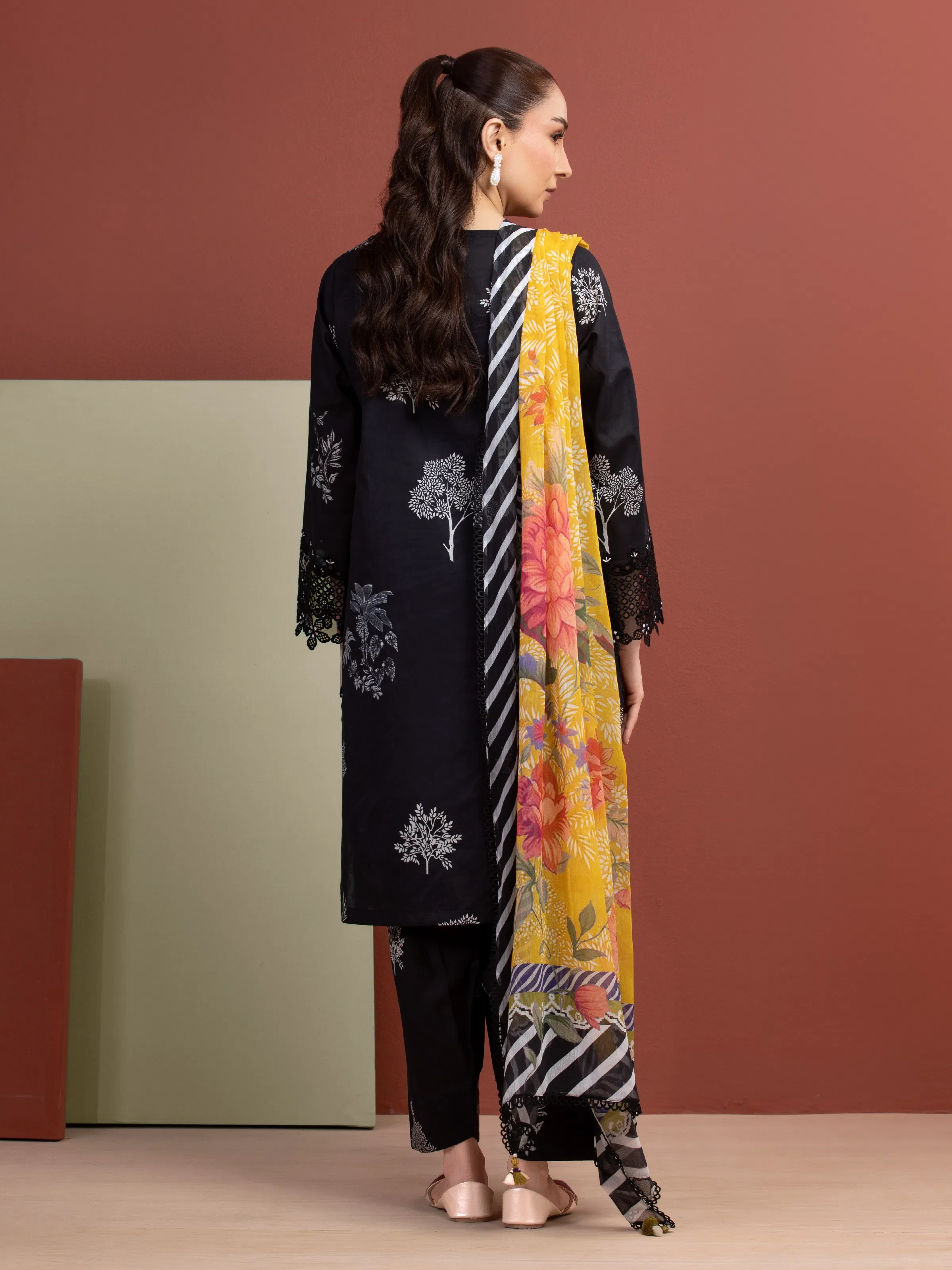 Embroidered Lawn Suit - EWU5V1-31496-3P - Image 4